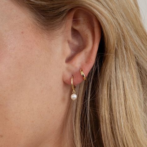 Sweet and dainty pearl charm huggie hoops! They look great stacked or worn alone.  - - - D E T A I L S - - - * Made of 925 Sterling Silver * THICK plating of 14k Gold or Rhodium  * Sold as a PAIR  * Nickel-free & Hypoallergenic * Pearls Measure 5mm * Inner Diameter: 9.5mm * Made of shell pearls 2nd Piercing on Model: https://www.etsy.com/listing/692723534/gold-hoop-earrings-gold-huggie-earrings?click_key=771fab7508188cfffe7f50ee2f2aca2adb34f95e%3A692723534&click_sum=1bd1ddda&ga_search_query=small%2Bhuggies&ref=shop_items_search_76&pro=1&sts=1 Made with 100% Pure Love! ♡ Happy to answer any questions you may have! 🥰 Let's Connect! 🥰 IG: samijewels_ Gold Hoop Earrings With Pearls, 2nd Piercing, 2nd Ear Piercing, Double Ear Piercing, Second Ear Piercing, Minimalist Ear Piercings, Double Ear Piercings, Pearl Jewelry Gift, Double Earrings