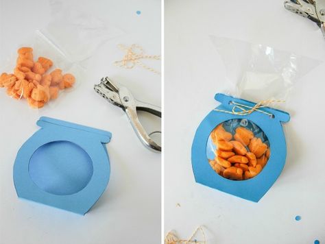 Do it yourself Goldfish party invitations (delivered by hand) or party treats requires construction paper, a cellophane bag and your time. Pool Party Treats, Goldfish Party, Nemo Birthday Party, Dory Birthday, Dory Party, Pool Party Food, Nemo Party, Nemo Birthday, Bubble Guppies Party