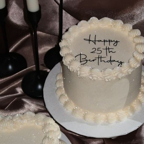 Hailey Bieber Birthday Cake, 25th Cake Birthday, Circle Birthday Cake Aesthetic, White Cake Ideas Birthdays, Simple Guy Birthday Cake, 25 Cake Ideas, White Cakes Birthday, Last 20's Birthday, Birthday 22 Cake