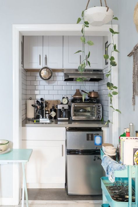 Small Space Living Ideas from an L.A. Studio | Apartment Therapy Studio Apartment Kitchen Layout, Mini Apartment Ideas Small Spaces, Kitchenette Studio, Downstairs Kitchen, Airbnb Room, Kitchenette Design, Micro Kitchen, Barn Remodel, Tiny Kitchens