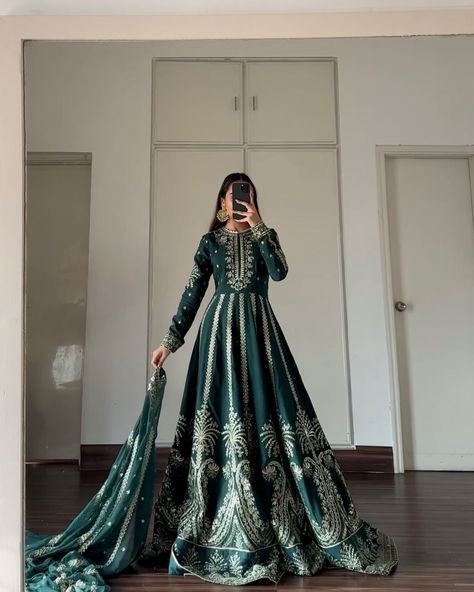 Desi Formal Dresses Maxi Pakistani Formal Wear, Bridal Anarkali Dress, Long Maxi Dress Wedding, Trendy Party Wear Dresses For Women, Classic Indian Wear, Desi Gown Dresses, Desi Maxi Dress, Maxi Style Pakistani Dresses, Gowns Dresses Elegant Indian