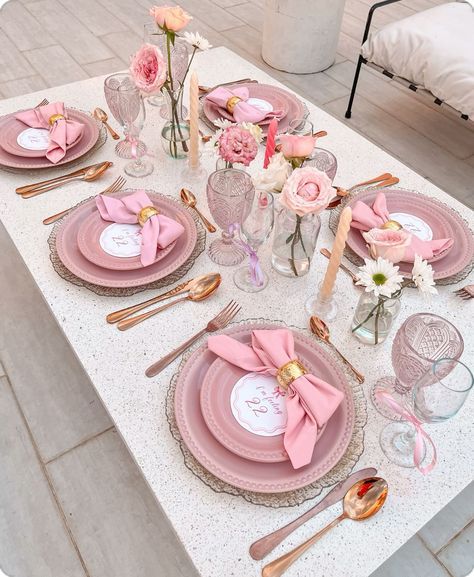 Pink Theme Table Decoration, Deco Table Birthday, Pink Table Aesthetic, Cute Table Set Up For Birthday, Birthday Decoration Table Ideas, Pink Party Table Setting, Pink Brunch Decorations, Table For Two Setting, Coquette Table Set Up