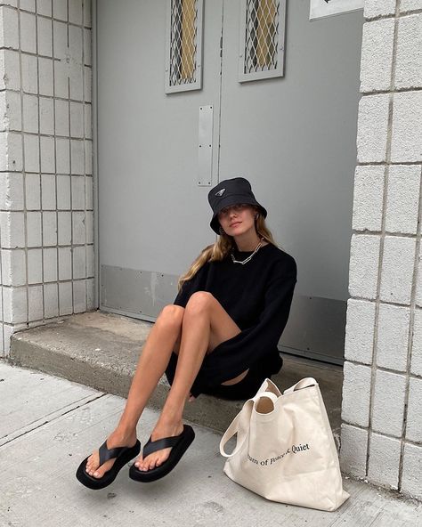 Marie von Behrens on Instagram: “Ready to hit the road for another little getaway 🖤🖤” Outfits With Bucket Hats, Flops Outfit, Platform Sandals Outfit, Minimalist Moda, Fashion Gone Rouge, Errands Outfit, Sandals Outfit, Outfits With Hats, Mode Inspo