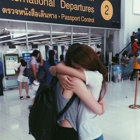 En el aeropuerto ❣️ Friends Hugging, Internet Friends, Fotos Goals, Bff Goals, Bestie Goals, Bff Pictures, Gal Pal, Friend Goals, Distance Relationship