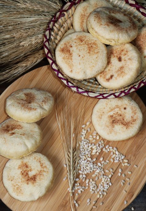 Moroccan Pita Bread Moroccan Biscuits, Arabic Pita Bread Recipe, Morrocon Foods, Small Batch Pita Bread, Moroccan Briouats, Moroccan Bread, Pita Bread Recipe, Dry Bread, Yeast Bread Recipes