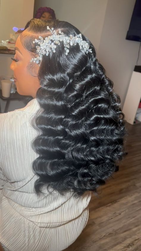 Deep Wave Bridal Hairstyles, Bride Hairstyles Side Part, Wedding Hairstyles Wavy Hair, Bridal Wig Hairstyles, Vintage Waves Wedding Hair, Haïr Style For Wedding, Bridal Beach Waves, Wedding Hair For Black Women, Cute Hairstyles For Wedding