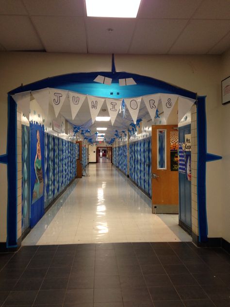 Our under the sea hallway for spirit week! Hallway Decorating Spirit Week, Hoco Hallways Themes, Spirit Week Decorations Hallway, Homecoming School Decorations, Hoco Hallway Decorations, Spirit Week Hallway Decorations, School Spirit Decor, Senior Hallway Decorations, Hallway Decorations For School