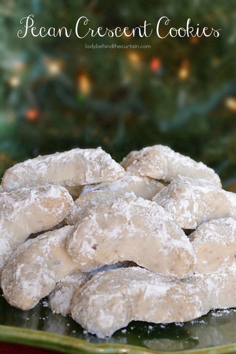 Pecan Crescent Cookies, Powdered Sugar Cookies, Almond Crescent Cookies, Apple Oatmeal Cookies, Crescent Cookies, Moon Cookies, Italian Christmas Cookies, Italian Cookie Recipes, Buttery Shortbread