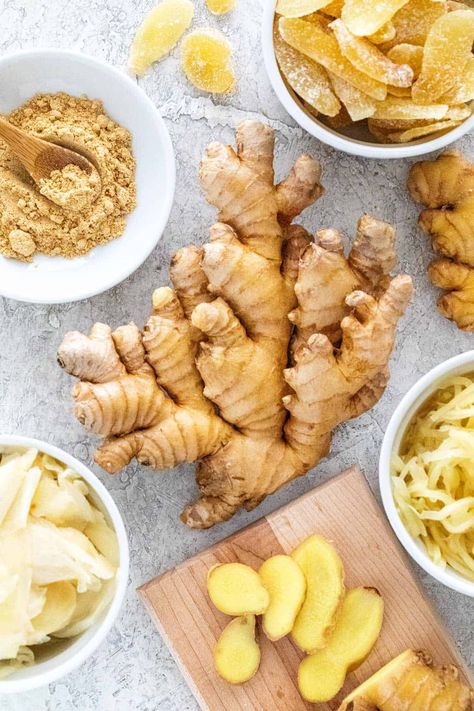 Ginger is best known for bringing flavor and heat to various recipes, but its one of the most commonly used ingredients in Asian cooking. #typesofginger #ginger #ingredients Cooking With Ginger, Ginger Wraps, Carrot Ginger Soup, Ginger Smoothie, Ginger Benefits, Dry Ginger, Candied Ginger, Ginger Recipes, Ginger And Honey