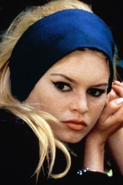 Brigitte Bardot, le style mythique d'une icône. Le bandeau: En 1963, sur le tournage du film Le Mépris de Jean-Luc Godard, la jeune femme relève sa longue chevelure blonde d'un large bout de tissu, intensifiant la ligne de ses sourcils. Bardot Makeup, French Girl Hair, Bridgette Bardot, Jean Seberg, Thick Headbands, Bridget Bardot, Jersey Headband, Anna Karina, Jean Luc Godard