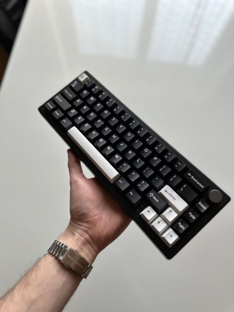 Futuristic Keyboard, Aesthetic Pc Build, Pc Gamer Aesthetic, Black And White Keyboard, Mech Keyboard, Keyboard Aesthetic, Custom Keyboards, Pc Building, Keyboard Custom