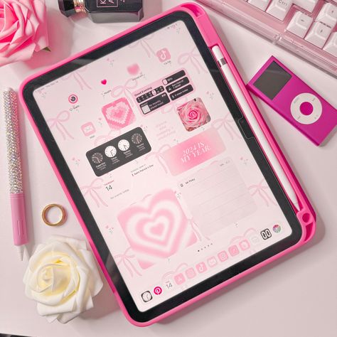 Pink Everything 🩷 ˚˖୨🎀୧˖˚ Tags::: #pink #desksetup #pinkdesksetup #pinkipad #pinkimac #cute pink, desk setup, pink desk setup, pink iPad, pink iMac, pink aesthetic, cute, desk gram Pink Tablet Aesthetic, Ipad Starlight Aesthetic, Cute Ipad Set Up, Ipad Pink Aesthetic, Pink Aesthetic Ipad, Pink Ipad Aesthetic, Pink Printer, Pink Imac, Electronics Aesthetic