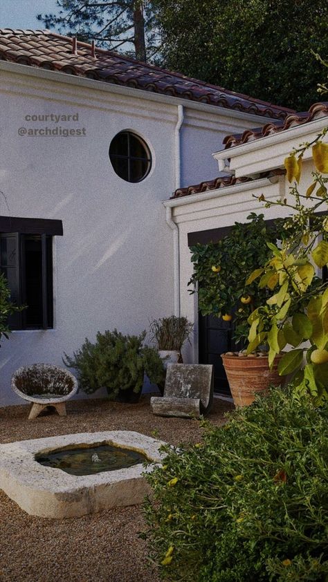 Kendall Jenner Garden, Kendall Jenner Backyard, Kendall Jenner House Layout, Kendall Jenner House Exterior, Kendall Jenner House Aesthetic, Kendall Jenner Bedroom, Kendall Jenner Home, Kardashian Homes, Kendall Jenner House