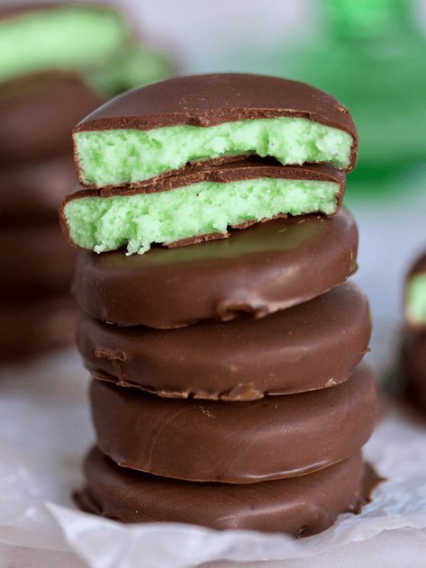 CHOCOLATE COVERED MINT PATTIES - Mom On Timeout Mint Candy Recipe, Homemade Snowman, Snowman Pizza, Mint Patties, Mint Desserts, Mom On Timeout, Butter Mints, Chocolate Candy Recipes, Xmas Treats