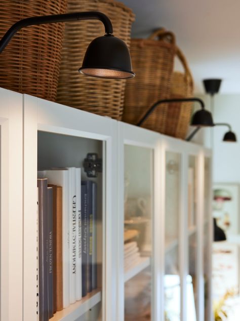 How to style a beautiful bookcase for your home - IKEA Billy Bookcase With Doors, Hemnes Bookcase, Ikea Shelving Unit, Styling A Bookcase, Billy Oxberg, Ikea Italia, Great Living Room, Ikea Bookcase, Bookcase Lighting