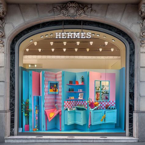 Christmas Window Display Retail, Instagram Photo Booth, Hermes Window, Window Display Retail, Store Window Displays, Interactive Walls, Window Display Design, Retail Inspiration, Lobby Interior