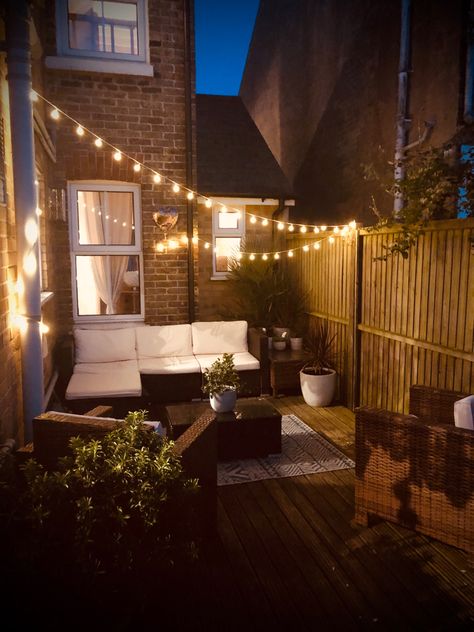 Townhouse Yard Ideas, Townhouse Back Patio Ideas, Patio Design With Umbrella, Cosy Garden Ideas Small Spaces, Small Patio Aesthetic, Apartment Backyard Ideas Small Spaces, Small Backyard Inspo Patio, Small Backyard Townhouse, Backyard Townhouse