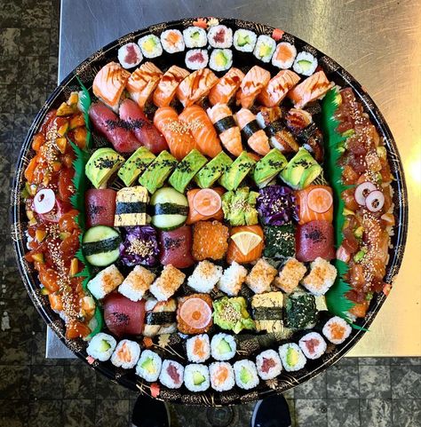 Asain Food, Sushi Board, Sushi Salmon, Sushi Recipes Homemade, Sushi Platter, Sushi Party, Nigiri Sushi, Sushi Night, Sushi Art