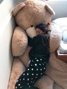 Massive Plushies, Huge Teddy Bear Aesthetic, Huge Teddy Bear In Room, Big Teddy Bear In Bedroom, Big Teddy Bear Aesthetic, Sleeping With Stuffed Animals, Huge Plushies, Soft Toys Aesthetic, Huge Stuffed Animals