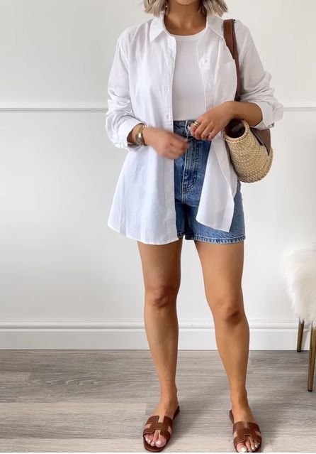 Pool Party Modest Outfit, Casual Summer Style 2023, 65 And Sunny Outfit, Mum Beach Outfit, Easy Summer Style For Moms, Summer 30s Outfits, Cream Sweater Black Jeans Outfit, Denim Shorts With Shirt Outfit, Women’s Spring Fashion Trends 2024