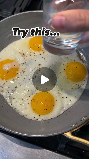 Egg Hacks, Bon Appetite Recipes, Amazing Food Hacks, Low Carb Meals, Cooking Lover, Diy Cooking, Egg Recipes For Breakfast, Food Breakfast, Easy Eggs