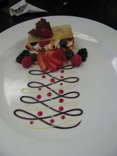 Love the white and dark chocolate pattern, as well as the simple garnishing. Sauce Design, Food Presentation Plates, Weight Watcher Desserts, Food Plating Techniques, Gourmet Food Plating, Fine Dining Desserts, Dessert Presentation, Dessert Plating, Low Carb Dessert