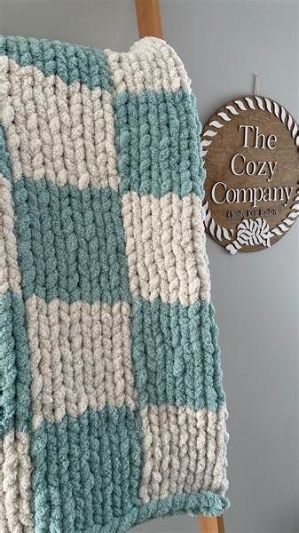 How to make a CHECKERED chunky knit blanket! Chunky Knit Blanket Squares, Chunky Couch Blanket, Hand Crochet Blanket Patterns, Big Chunky Crochet Blanket, Checked Crochet Blanket, Chunky Knit Blanket Designs, Chunky Knit Blanket Patterns, Chunky Yarn Blanket Pattern, Diy Blankets