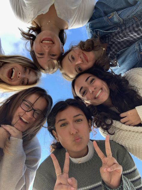 Friend Group Photo Shoot Ideas, Photo Idea Friends Group, Four People Poses Friends Photo Ideas, 6 People Poses Friends, Photos For 6 Friends, Poses For Five Friends, Pose For 6 Friends, Group Picture Reference Drawing, Reference Photos Group