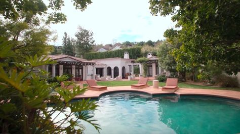 KENDALL Jenner has shown off her stunning yard featuring a fire pit and massive pool at her $9M Los Angeles mansion. The model has previously given fans a glimpse inside other areas of the Beverly Hills estate. The breathtaking yard was featured in the latest episode of the Kardashians. Before a segment in which the […] Kendall Jenner Backyard, Kendall Jenner Pool, Kendall Jenner House, Malibu Mansion, Jenner House, Luxurious Pool, Beverly Hills Mansion, Beverly Hills Houses, Spanish Style Home