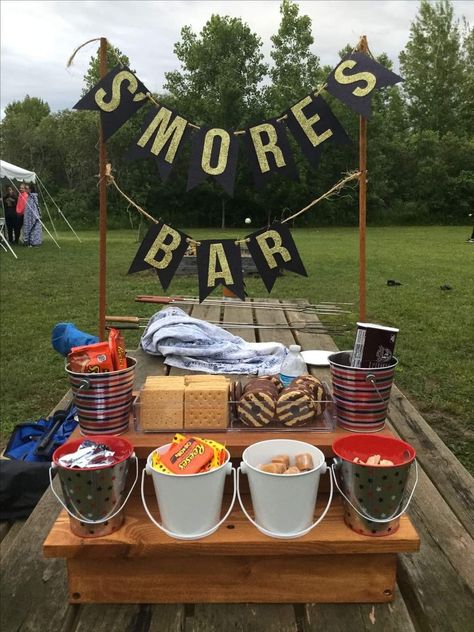 Smores Bar Camping, Birthday Smores Party Ideas, Smores Bar Graduation Party, Bonfire Graduation Party, Graduation Bonfire Party Ideas, Smores Bar Party Bonfires Cute Ideas, Birthday Party Smores Bar, Smore Party Decorations, S’mores Bonfire Party