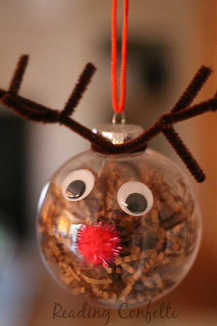 Cute and easy reindeer ornaments for kids to make this Christmas. Reindeer Craft, Kids Christmas Party, Reindeer Ornaments, Christmas School, Preschool Christmas, Easy Christmas Crafts, Crafts For Kids To Make, Christmas Ornaments Homemade, Christmas Ornament Crafts