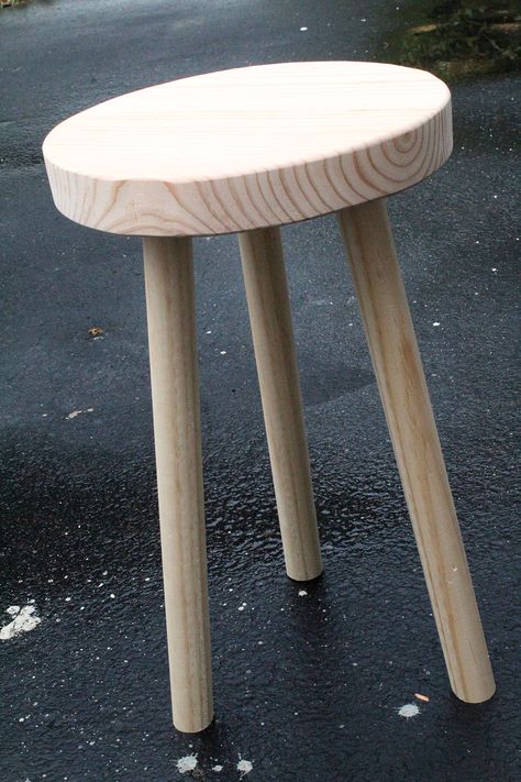 How to Make an Easy Round Stool | Simple DIY Furniture Build Simple Stool Diy, Diy Wood Stool How To Build, How To Make A Stool Diy, Farmhouse Stools Diy, Wood Stools Diy, Diy Easy Furniture Projects, Small Wooden Stool Diy, Diy Milk Stool, Diy Plant Stool