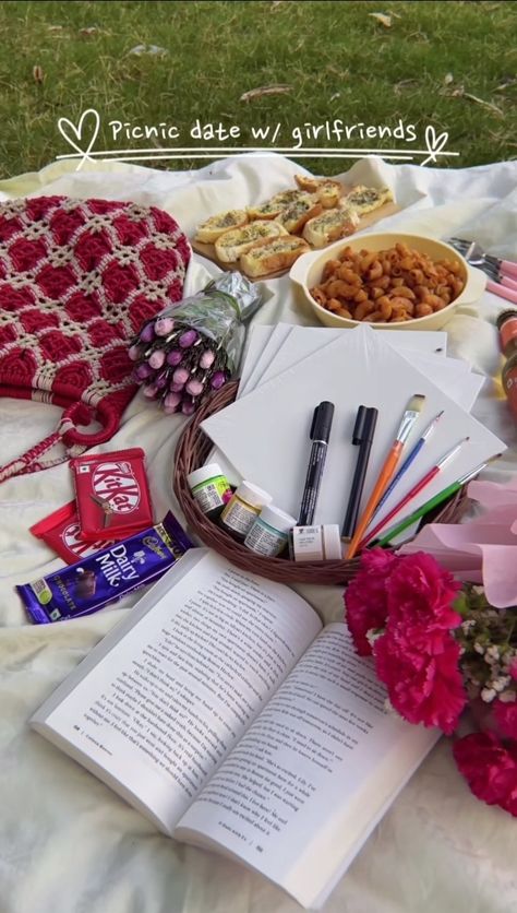 Picnic Date Best Friend, Picnic With Girlfriends, Dates With Friends Ideas, Picnic Activities Ideas, Date Plans Ideas, Art Picnic Date, Cute Friend Date Ideas, Picnic With Friends Ideas, Desi Picnic Aesthetic Ideas