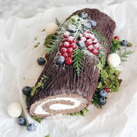 Chocolate Swiss Roll, Chocolate Yule Log, Yule Log Cake, Swiss Roll Cake, Christmas Cake Designs, Log Cake, Yule Log, Roll Cake, Piece Of Cake