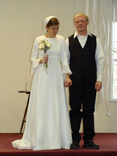 Mennonite - Since Mennonite weddings are deeply religious, the ceremony is in a church with the entire congregation as witnesses. Typically, the bride wears a homemade wedding dress and carries a bible along with her bouquet of flowers. The bride and groom do not share a kiss at the end of the ceremony and at the reception, dancing and alcohol are forbidden. Mennonite Wedding, Traditional Mexican Wedding Dress, Amish Wedding, Amish Culture, Mexican Wedding Dress, Plain People, Wedding Dress Gallery, Modest Wedding Dress, Stunning Bridesmaid Dresses