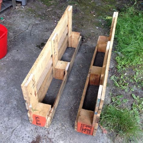 Pallet Planter Diy, Wood Pallet Planters, Pallet Planter Box, Decking Screws, Pallet Boxes, Diy Tie Dye Designs, Pallet Planter, Pallet Projects Furniture, Natural Fence