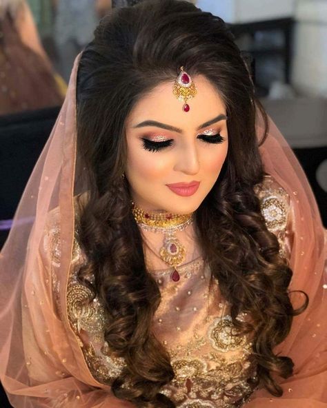 Bridal Makeup For Brown Eyes, Soft Bridal Makeup, Hair Style Girl, Hairstyles For Indian Wedding, Nomi Ansari, Asian Bridal Makeup, Pakistani Bridal Makeup, Bridal Makeup Images, Engagement Hairstyles