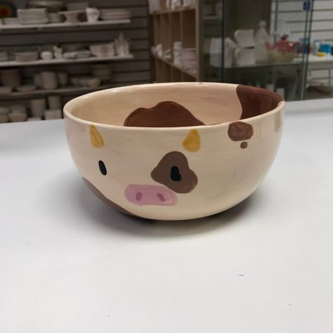 Pottery Painting Bowl Cow, Painting On Bowls Ideas, Cow Bowl Clay, Cow Ceramic Bowl, Pottery Bowl Inspo Paint, Cow Mug Painting, Painted Pottery Bowls Ideas, Cow Pottery Ideas, Cow Print Pottery Painting