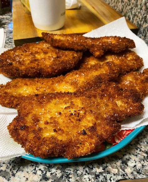 Crispy Chicken Cutlets - Easy DIY Recipes Homemade Chicken Cutlets, Breaded Turkey Cutlets, Leftover Breaded Chicken, Oven Chicken Cutlets, Sides For Chicken Cutlets, Cutlets Recipes Chicken, Fried Chicken Cutlet Recipes Easy, Chicken Cutlet Ideas, Best Chicken Cutlet Recipe