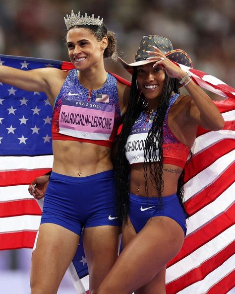 Sydney and Tara with some elite accessories after winning gold 🥇 Tara Davis, Flo Jo, Sydney Mclaughlin, Soccer Jokes, Running Pictures, Run Training, Heptathlon, Women In Sports, Women Athletes