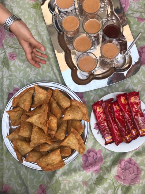 Literally every Pakistani tea party looks like this Pakistani Snacks Tea Time, Pakistani Tea Party Ideas, Desi Tea Party, Nikkah Food, Desi Graduation, Tea Party Looks, Pakistani Snacks, Purana Pakistan, Evening Tea Party