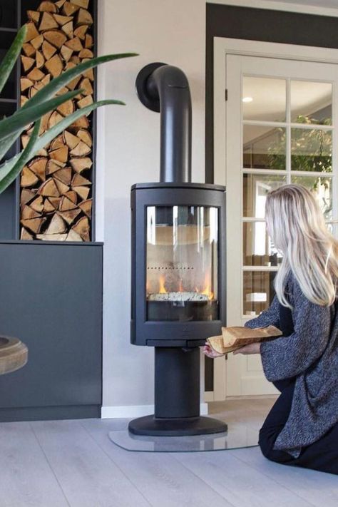 Black wood burning stove Jøtul F 373 Advance with firewood storage in the wall. Modern Wood Stove, Wood Stove Modern, Modern Woodburner, Modern Wood House, Wood Burner Stove, Small Wood Burning Stove, Wood Burner Fireplace, Wood Burning Stoves Living Room, Wood Heat