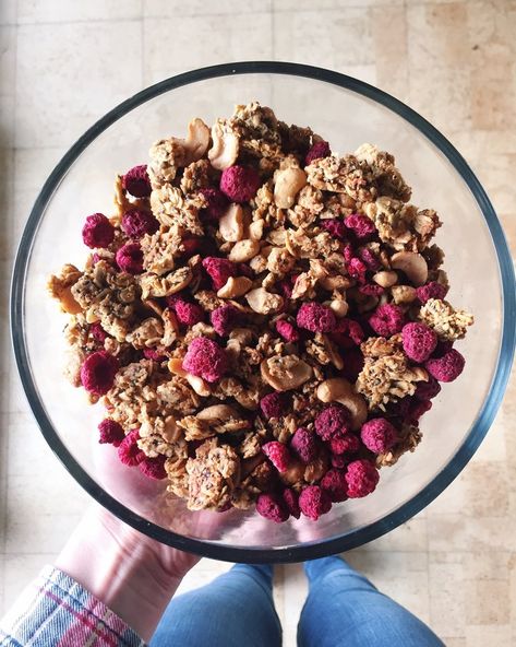 Apple Granola Recipe, Cashew Granola, Raspberry Granola, Freeze Dried Raspberries, Dried Raspberries, Freeze Dried Fruit, My Energy, Lemon Raspberry, Cooked Breakfast