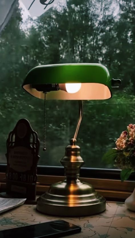 Dark academia asthetic light Room Inspiration Dark Green, Dark Green Academia Room, Dark Green Room Aesthetic Vintage, House Design Dark Academia, Room Ideas Bedroom Dark Academia, Dark Green Table Lamp, Dark Academia Home Inspiration, Room Ideas Aesthetic Dark Green, Light Academia Bedrooms