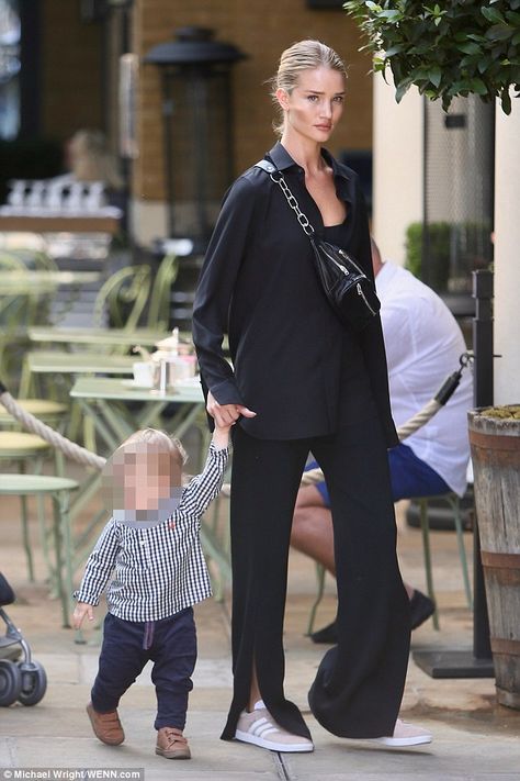 Rosie Huntington-Whiteley nails casual with son Jack in London | Daily Mail Online Rosie Huntington Whiteley Style, Rosie Huntington, Ootd Inspo, Huntington Whiteley, Maternity Style, Rosie Huntington Whiteley, Celebrity Street Style, Sarah Jessica Parker, Mode Inspo