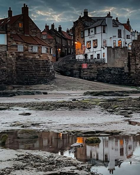 Robin Hoods Bay, Beach Village, British Seaside, Harbour Town, Village Photography, Seaside Village, Village Life, Seaside Towns, Fishing Villages