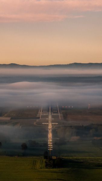 #airport #runway #lights Aesthetic Aviation Wallpaper, United Airlines Wallpaper, Plane Pilot Aesthetic, B777 Wallpaper, Aviation Aesthetic Wallpaper, Air Plane Wallpaper, Pilot Wallpaper Airplane, Cockpit Aesthetic, Airplane Wallpaper Aesthetic