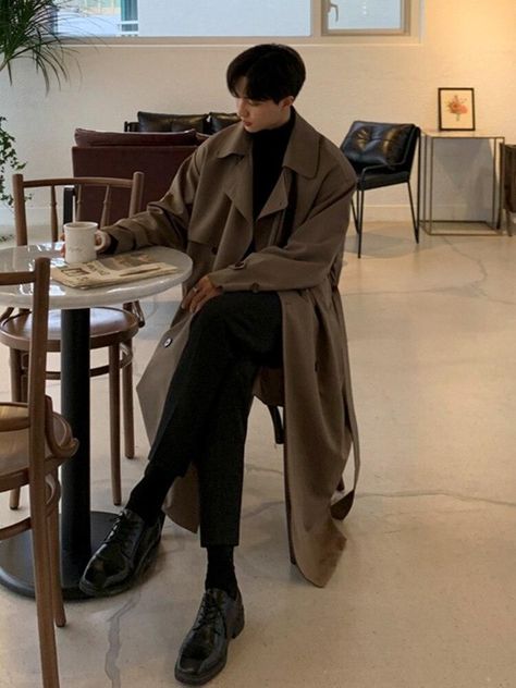 Brown trench, black shirt and shoes and shirt, cool asian guy drinking coffee Casual Trench Coat, Drop Shoulder Coat, Loose Clothes, Trendy Coat, Trench Coat Outfit, Coat With Belt, Outwear Coat, Trench Coat Men, Mens Windbreaker