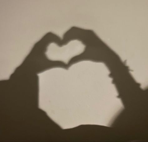 Half Heart Hand Aesthetic, Profile Picture Heart, Hand Heart Pic, Heart Hands Aesthetic, Finger Heart Aesthetic, Hand Shadows, Cute Images For Wallpaper, Finger Heart, Shadow Pictures