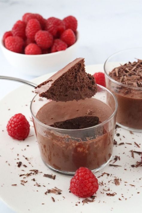 This 2 ingredient chocolate mousse recipe is super easy and healthy as it uses dark chocolate. Learn how to make dairy free and eggless French chocolate mousse using aquafaba. This is definitely the best vegan chocolate mousse recipe. #chocolate #dairyfree #eggless #vegan Vegan Chocolate Mousse Recipe, 2 Ingredient Chocolate Mousse, Healthy Mousse Recipes, Dairy Free Chocolate Mousse, Aquafaba Mousse, Moose Dessert, How To Make Aquafaba, French Chocolate Mousse, Vegan Chocolate Mousse Cake